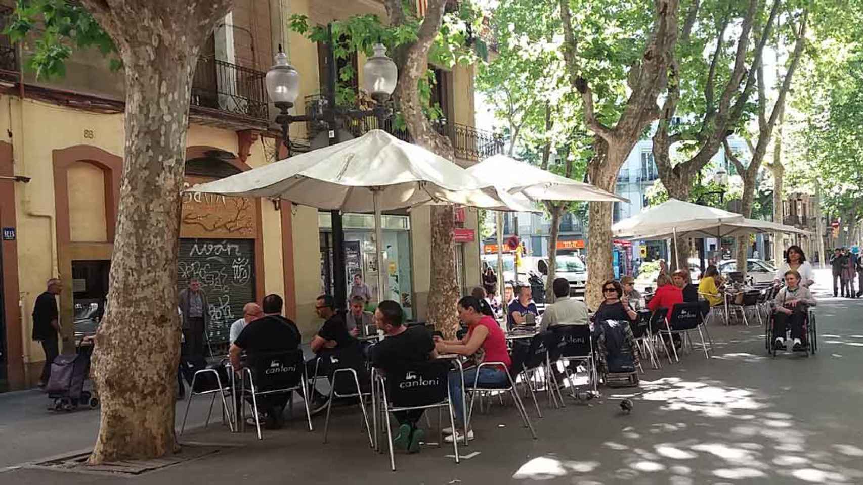 Una de las terrazas más populares de la Rambla del Poblenou / CARLOS RUFAS