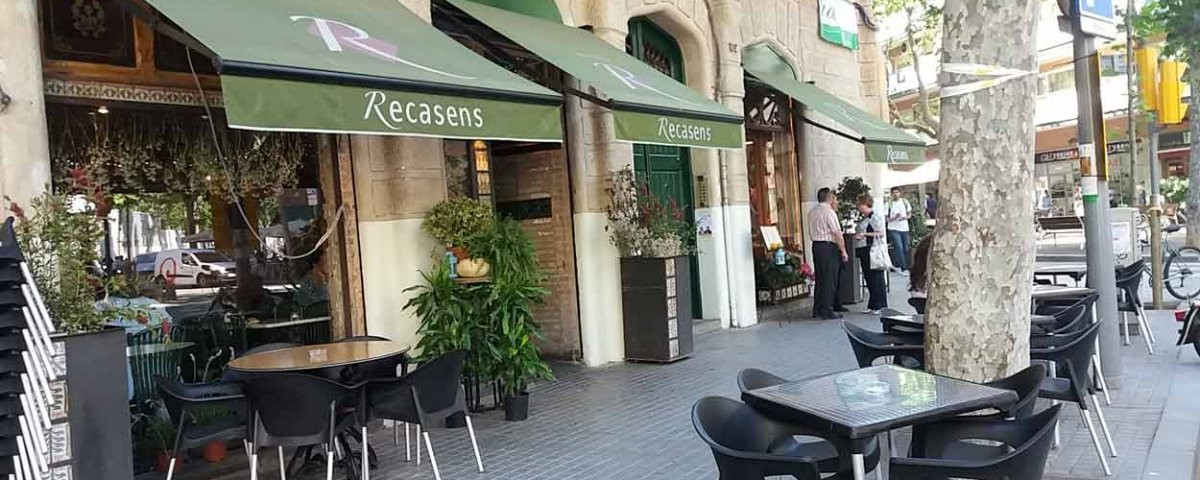 La terraza de Can Recasens ocupa un chaflán en la Rambla / CR