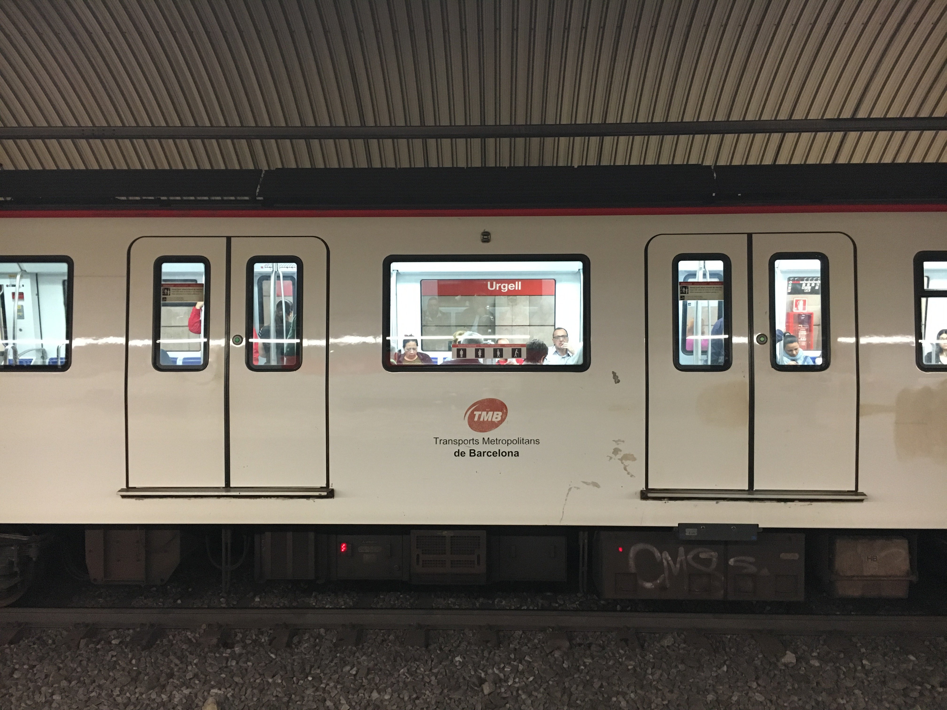 Vagón del metro en la estación de Urgell / M.S.