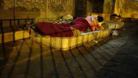 Un hombre duerme en la puerta de la fábrica de helados Farggi / DGM