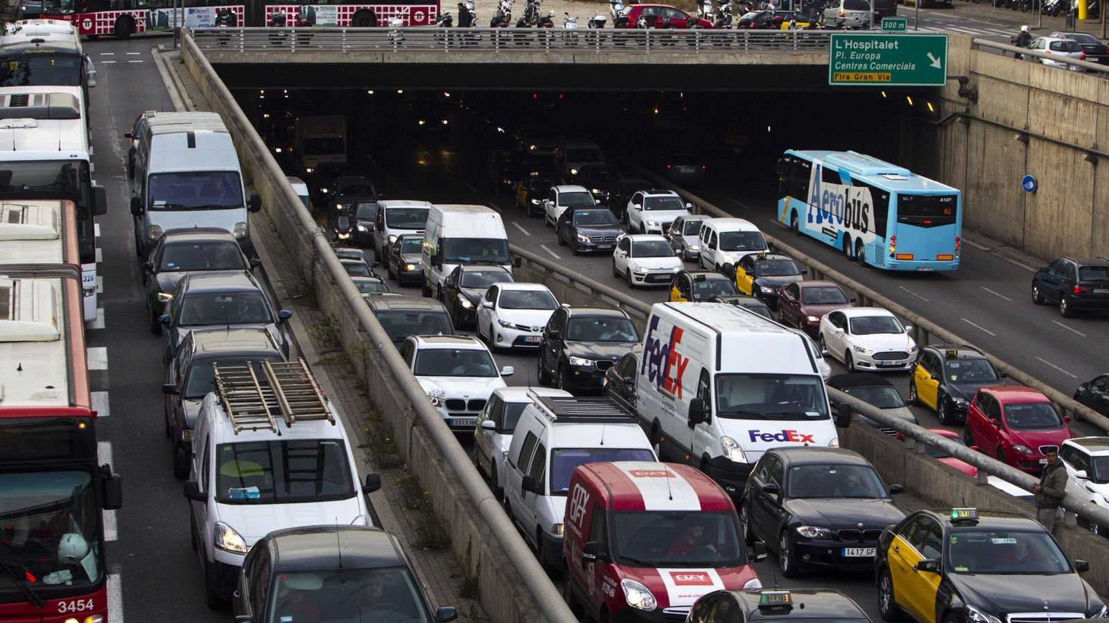 En Barcelona hay casi 40.000 coches menos que hace 10 años / EFE