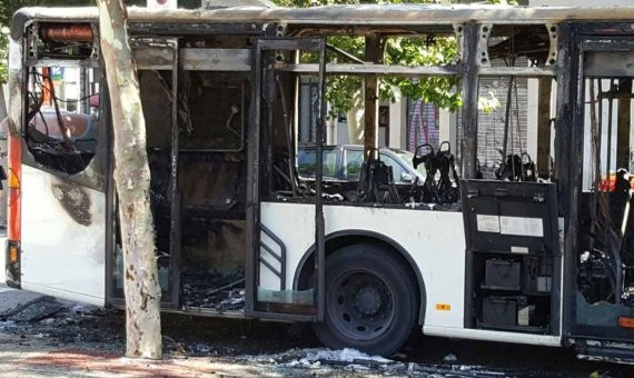 Los bomberos no han podido salvar el vehículo. / BTV