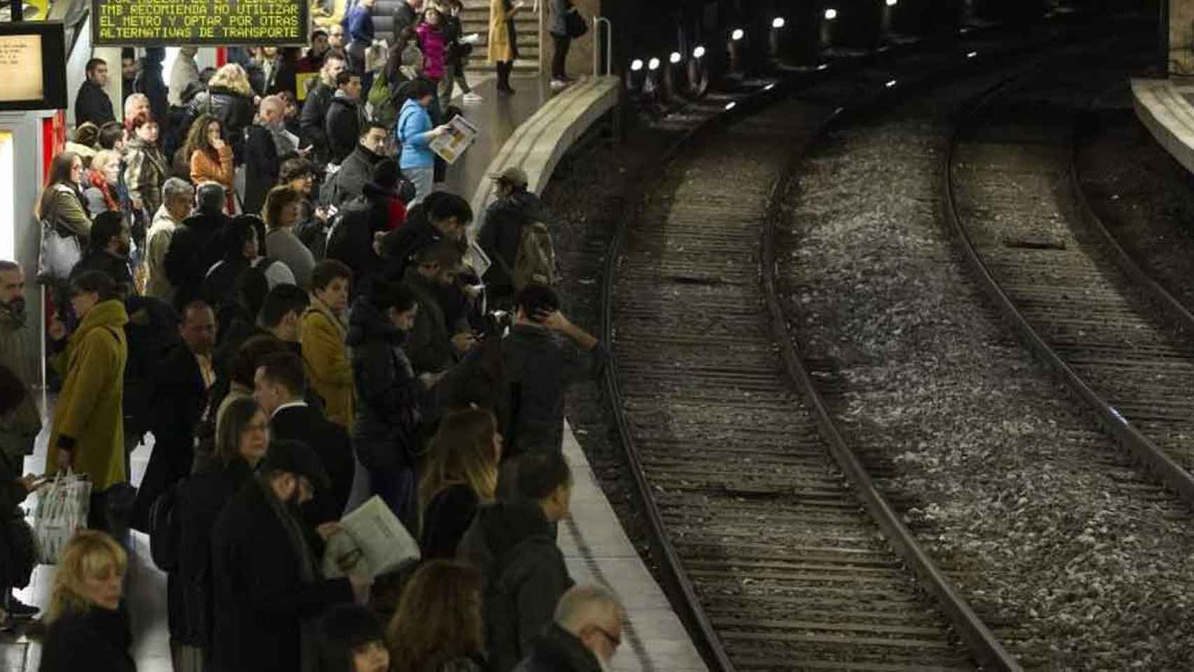 Otra vez tocará esperar y viajar apretados en el metro.