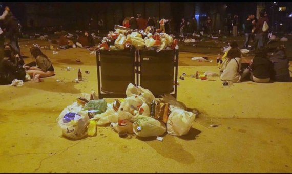 Aspecto de una calle en los aledaños del Forum tras un concierto.