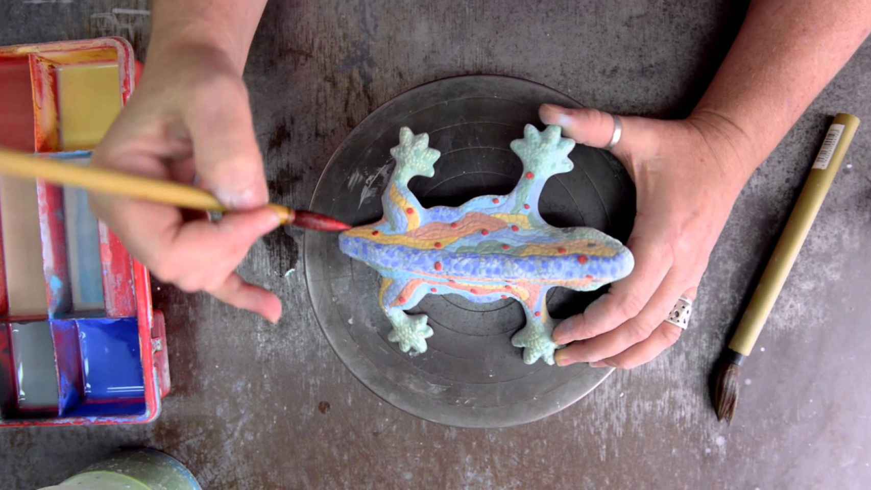 En el taller de Manel Diestre se encargan, entre otros, de la realización de los 'dragones del Parc Güell'