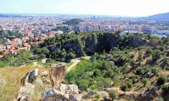 El parque de la Creueta del Coll, con Barcelona al fondo. / CR