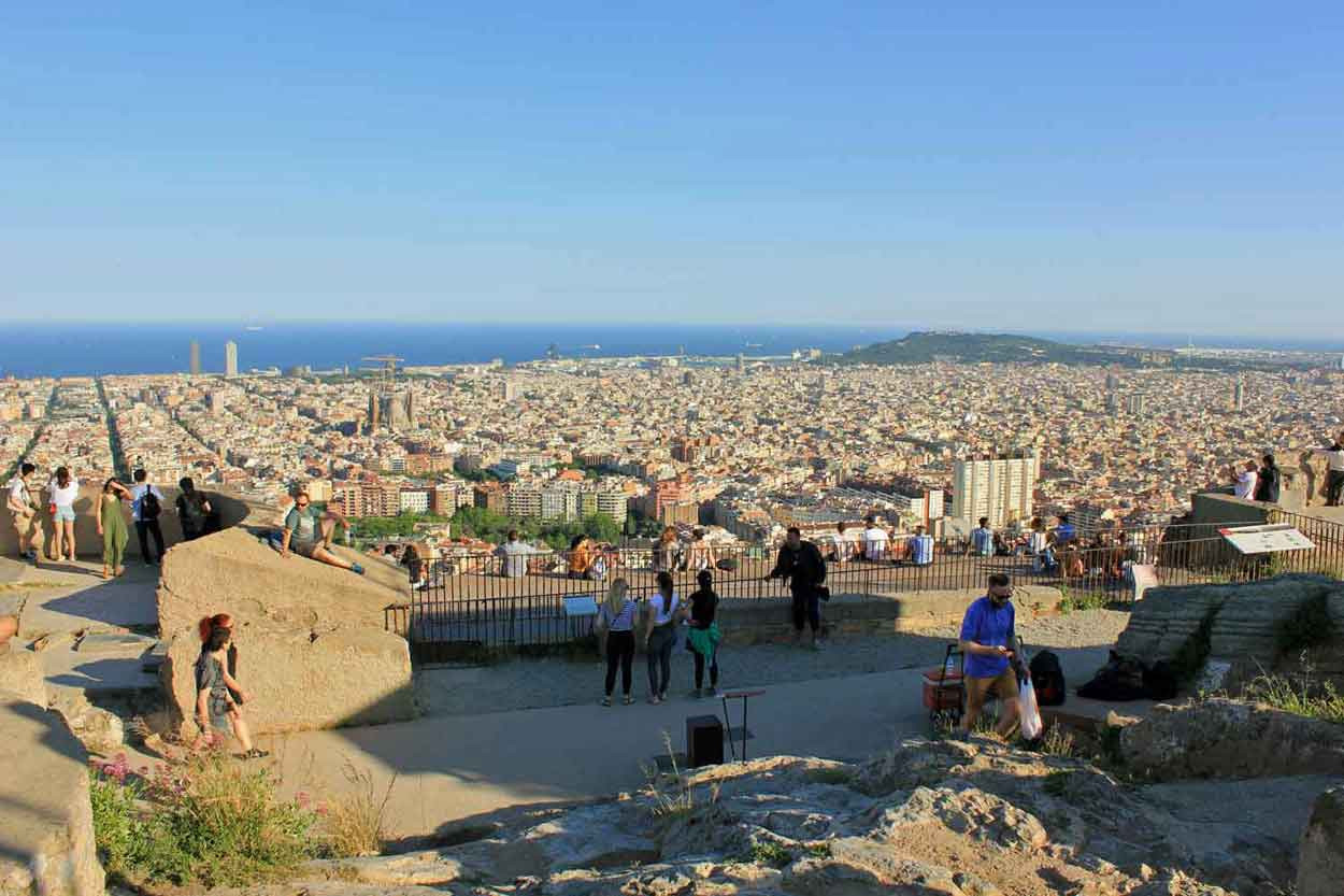 La vista de Barcelona desde el Turó de la Rovira lo ha llenado de turistas. / CR