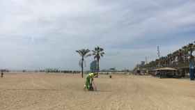 Limpieza en una playa de Barcelona / ARCHIVO