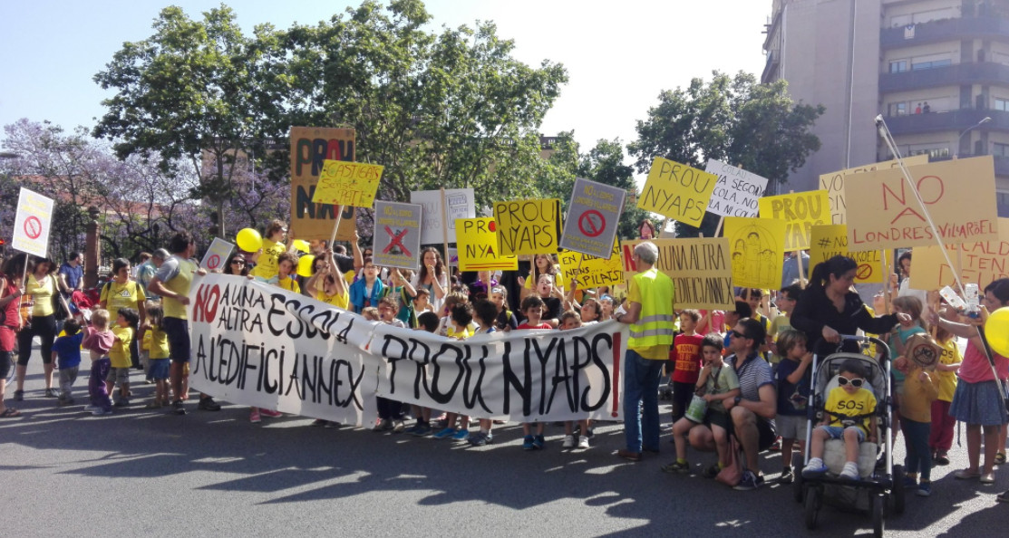 Familias de los tres centros afectados protestan por la nueva ubicación de la Escola Entença