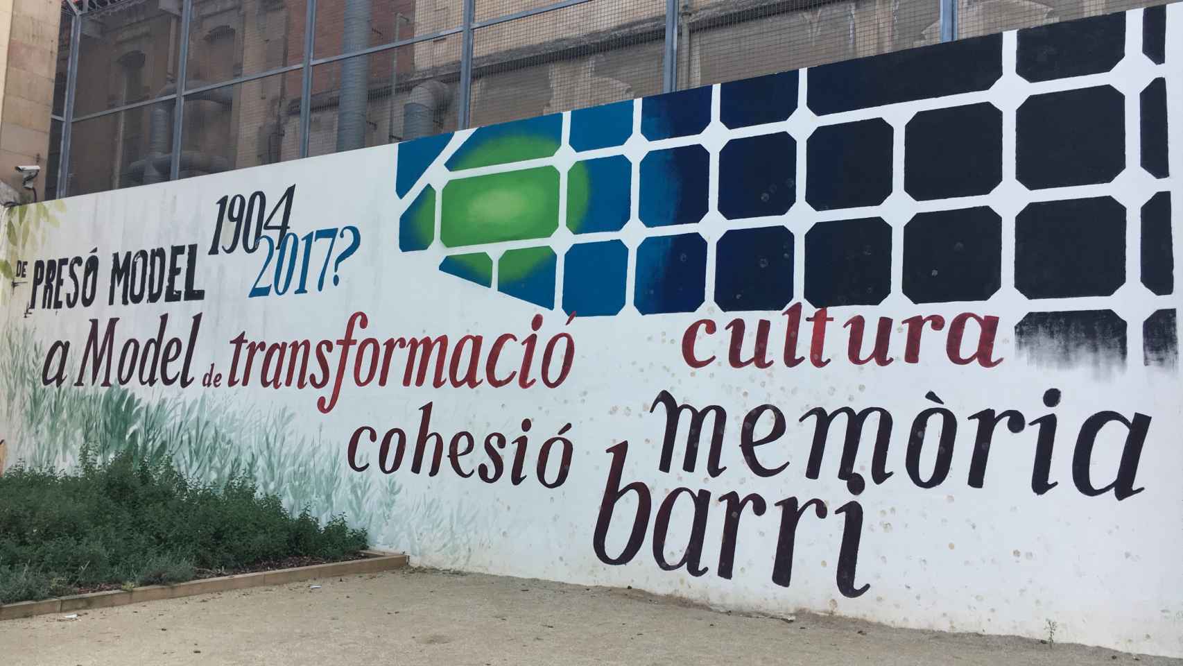 El graffiti que decora uno de los muros de la Modelo / M.S.