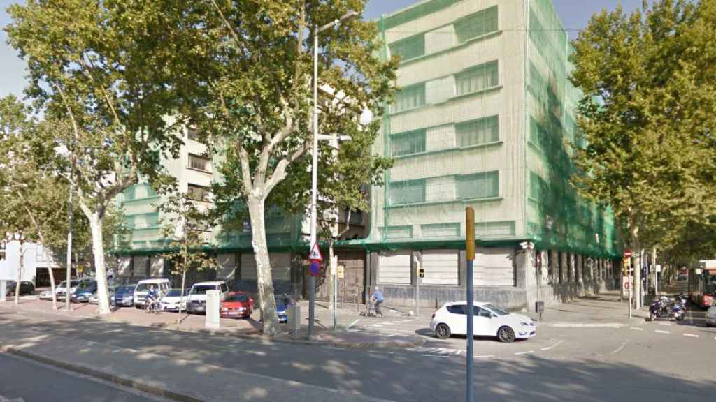 El edificio de los juzgados de Passeig Lluís Companys se encuentra en un estado lamentable / Google Earth