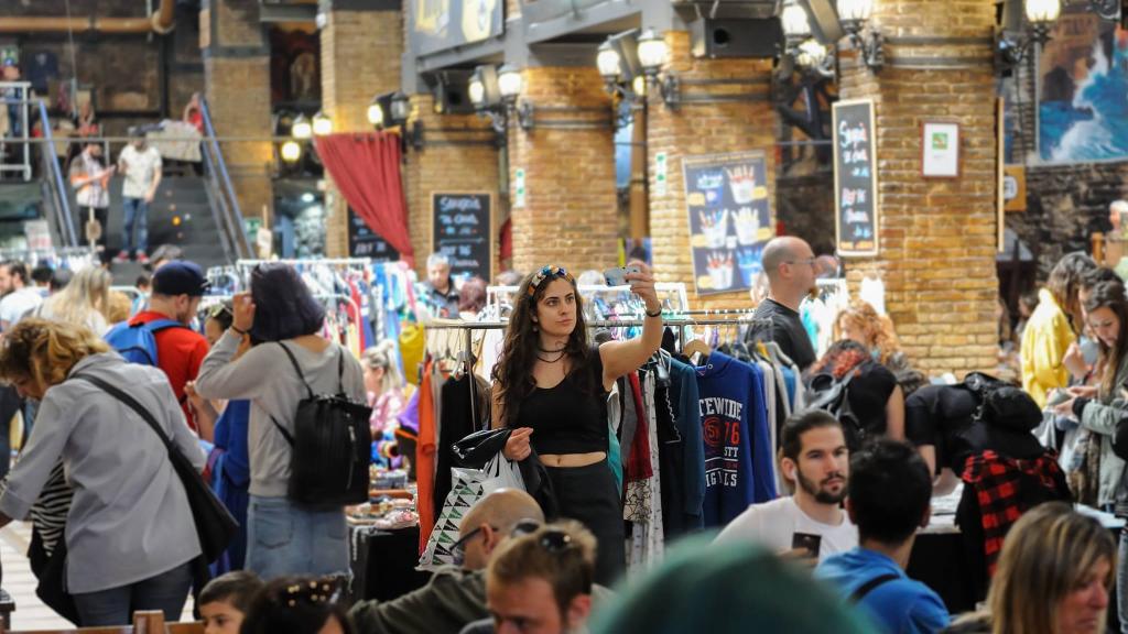 Personas comprando en el mercadillo Two Market de Barcelona