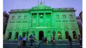 Imagen del Ayuntamiento iluminado de verde en favor del Acuerdo de Paris / Ajuntament