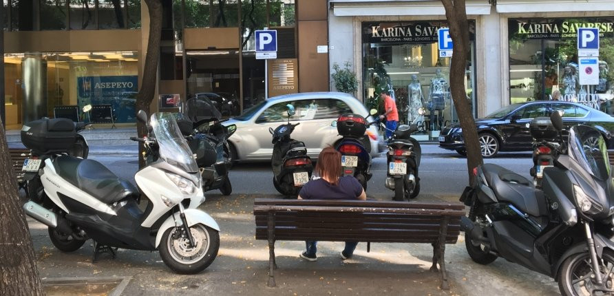 La rambla central está llena de socavones e incluso los bancos están rodeados de motos / XFDC