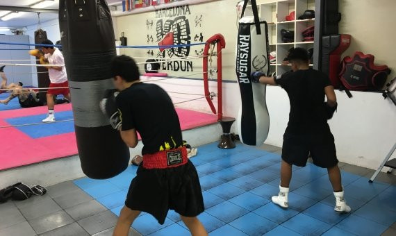 Jóvenes entrenando en el gimnasio KO Verdún / P. A.