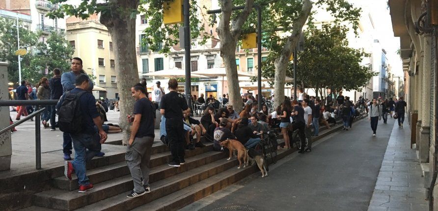 Las 'gradas' de la plaza del Sol son un lugar perfecto para sentarse a beber y charlar / XFDC