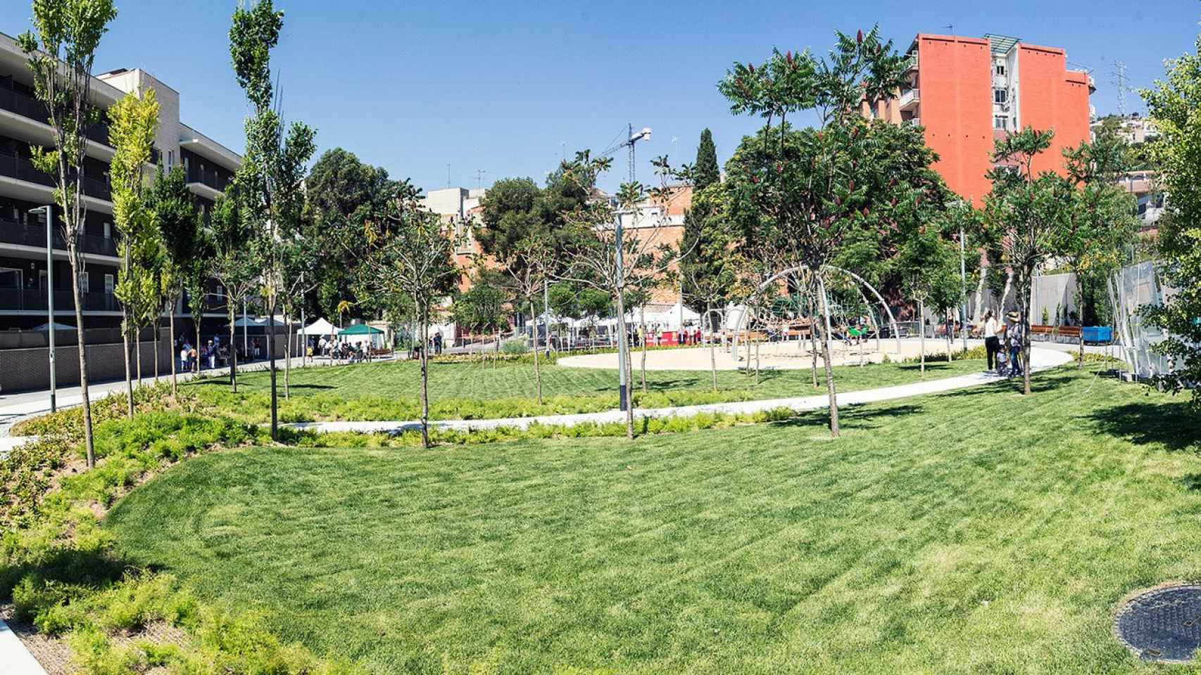 La nueva plaza de las Dones de Nou Barris rinde homenaje a las mujeres del distrito / AJUNTAMENT DE BARCELONA