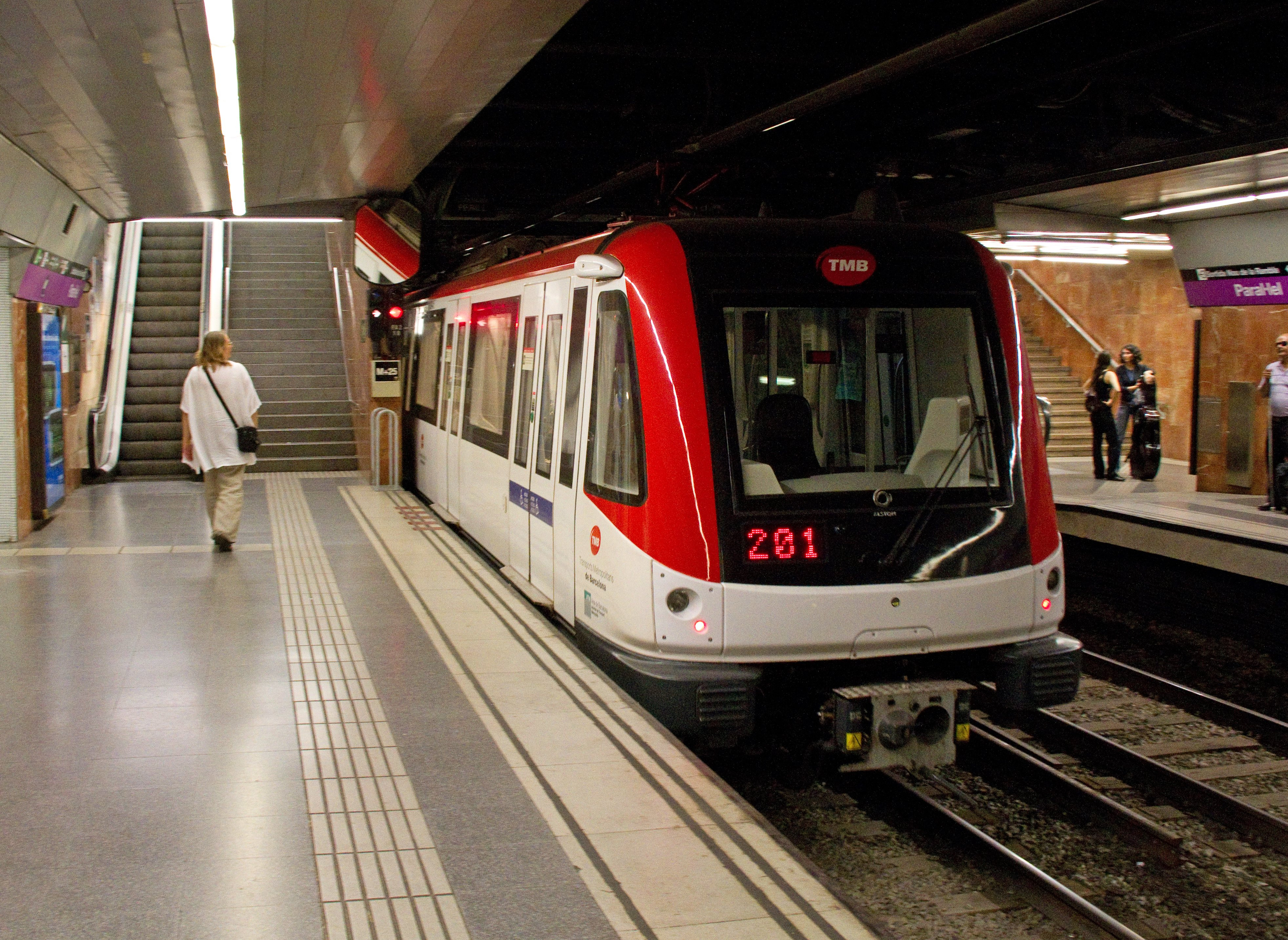 Estación de metro de Paralel (L2) / TONY HISGETT