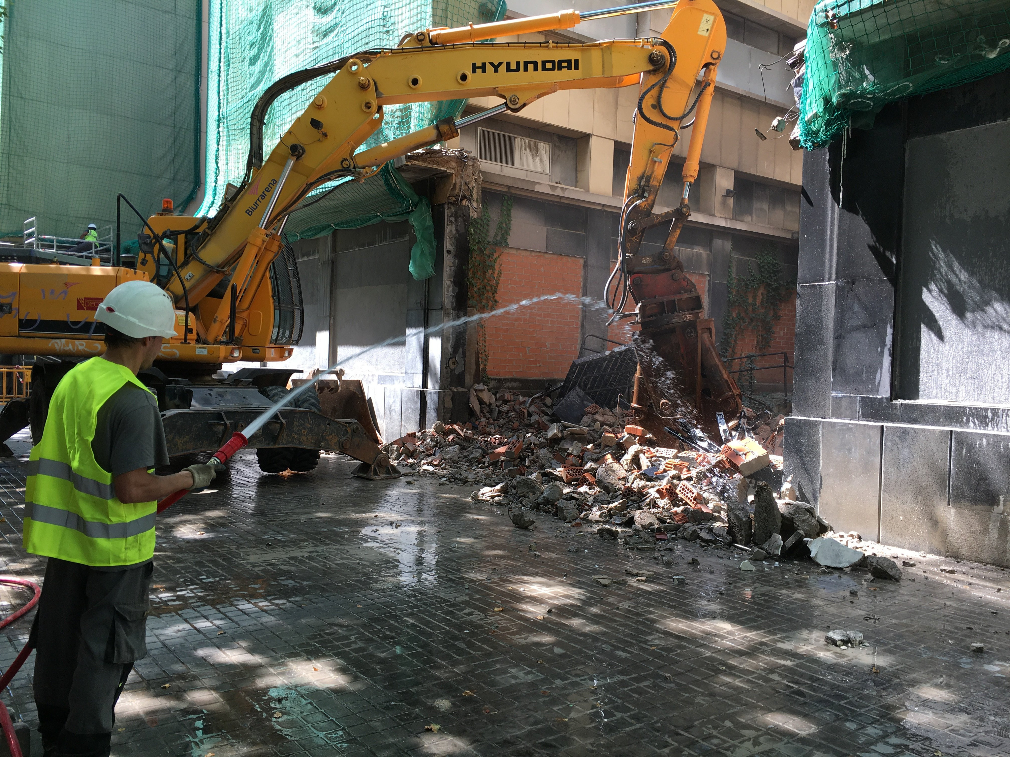 Obras de derribo del edificio de los juzgados de Lluís Companys en 2017 / M.S.