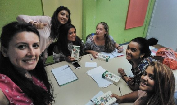 Clase de inglés para alumnas gitanas.