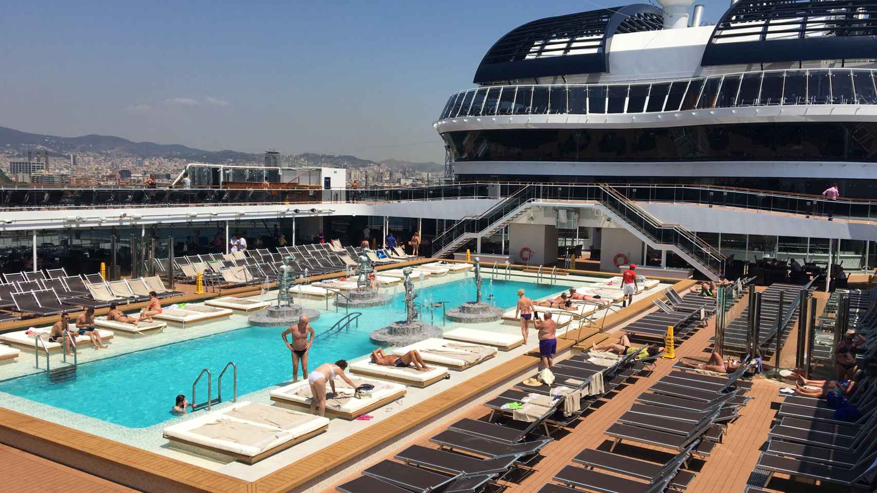 Una de las piscinas del Meraviglia, con Barcelona de fondo / PA