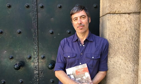 David Fernández de Castro con su libro 'Barcelona i el vi' en Sant Pau del Camp / PA