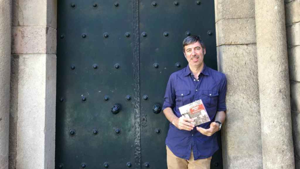 David Fernández de Castro con el libro 'Barcelona i el vi' en Sant Pau del Camp / PA