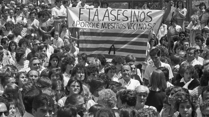 Imagen de archivo de la manifestación contra el atentado del Hipercor, el más mortal de los ejecutados por ETA en Barcelona