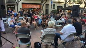 La plaza Revolució de Gràcia ha acogido un debate entre entidades vecinales y Barcelona Oberta / XFDC