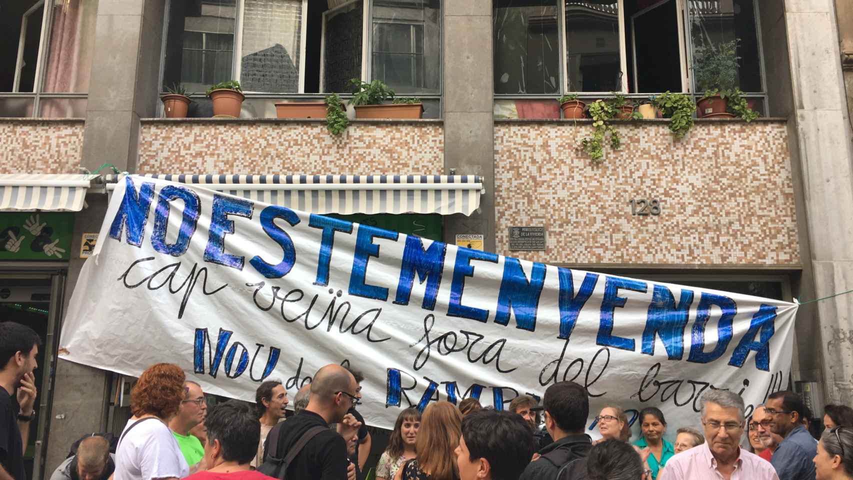 Afectados de Nou de la Rambla 128 y vecinos de Poble Sec este miércoles por la tarde / M.S.