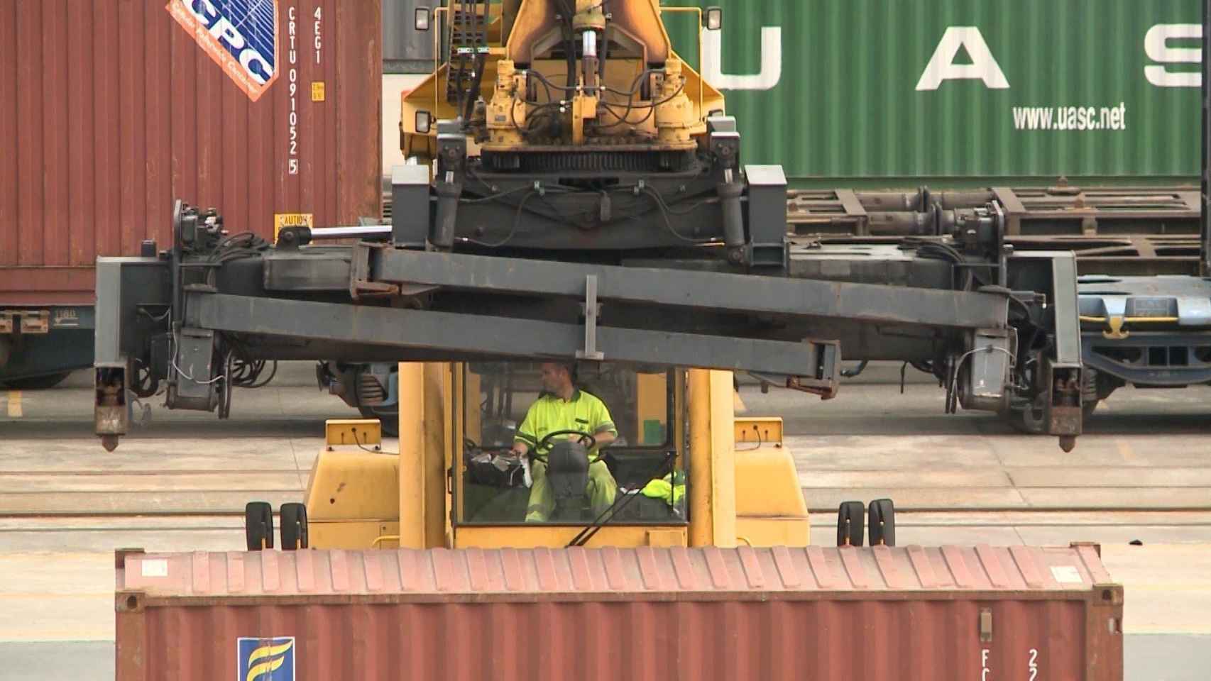 Estibadores en el puerto de Barcelona / EUROPA PRESS