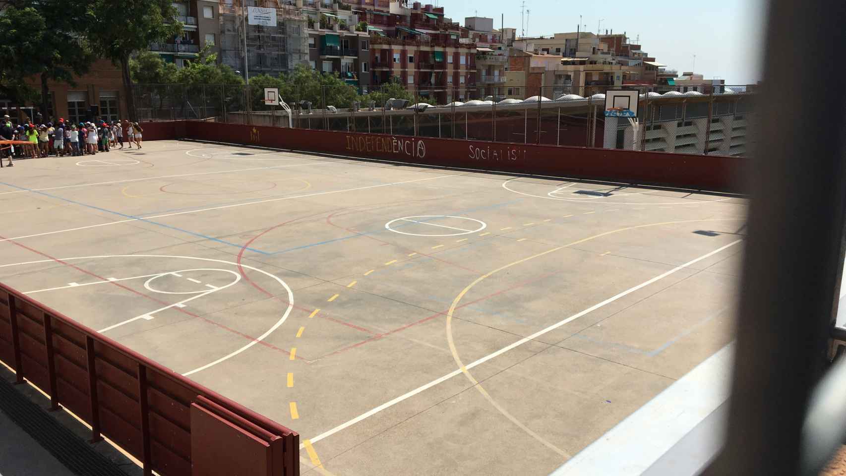 Un patio de una escuela de Barcelona en una imagen de archivo