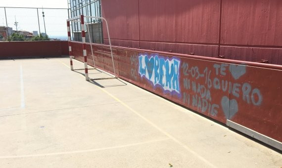 Pintada en el colegio Torrent d'en Melis / P. A.