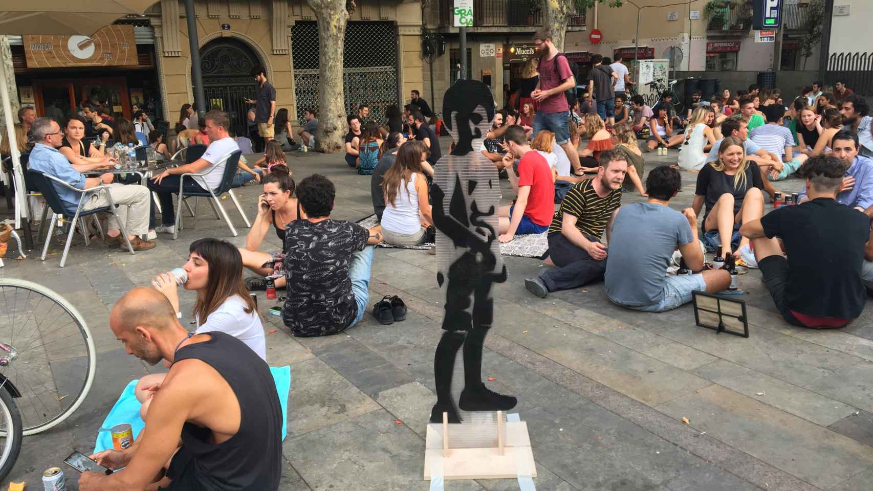 Los vecinos de la plaza del Sol, hartos del ruido / XFDC