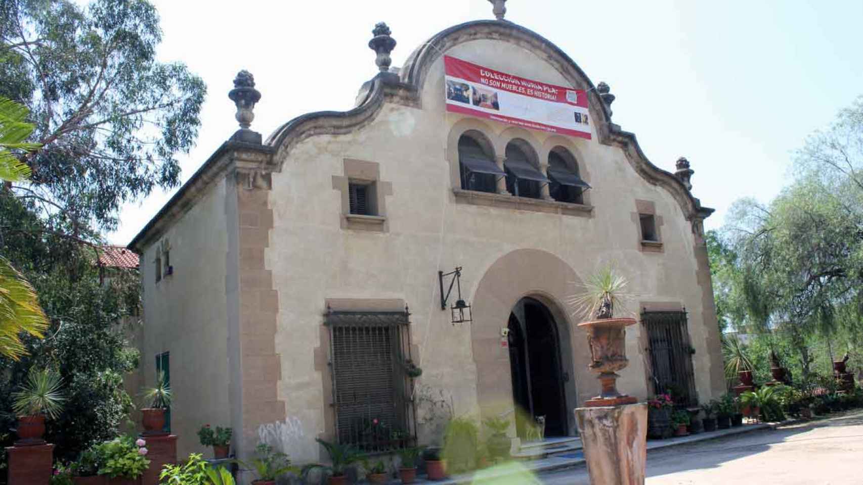 Fachada del palacete Ravetllat Pla, que oculta en su interior bellezas artísticas de enorme valor. / CR