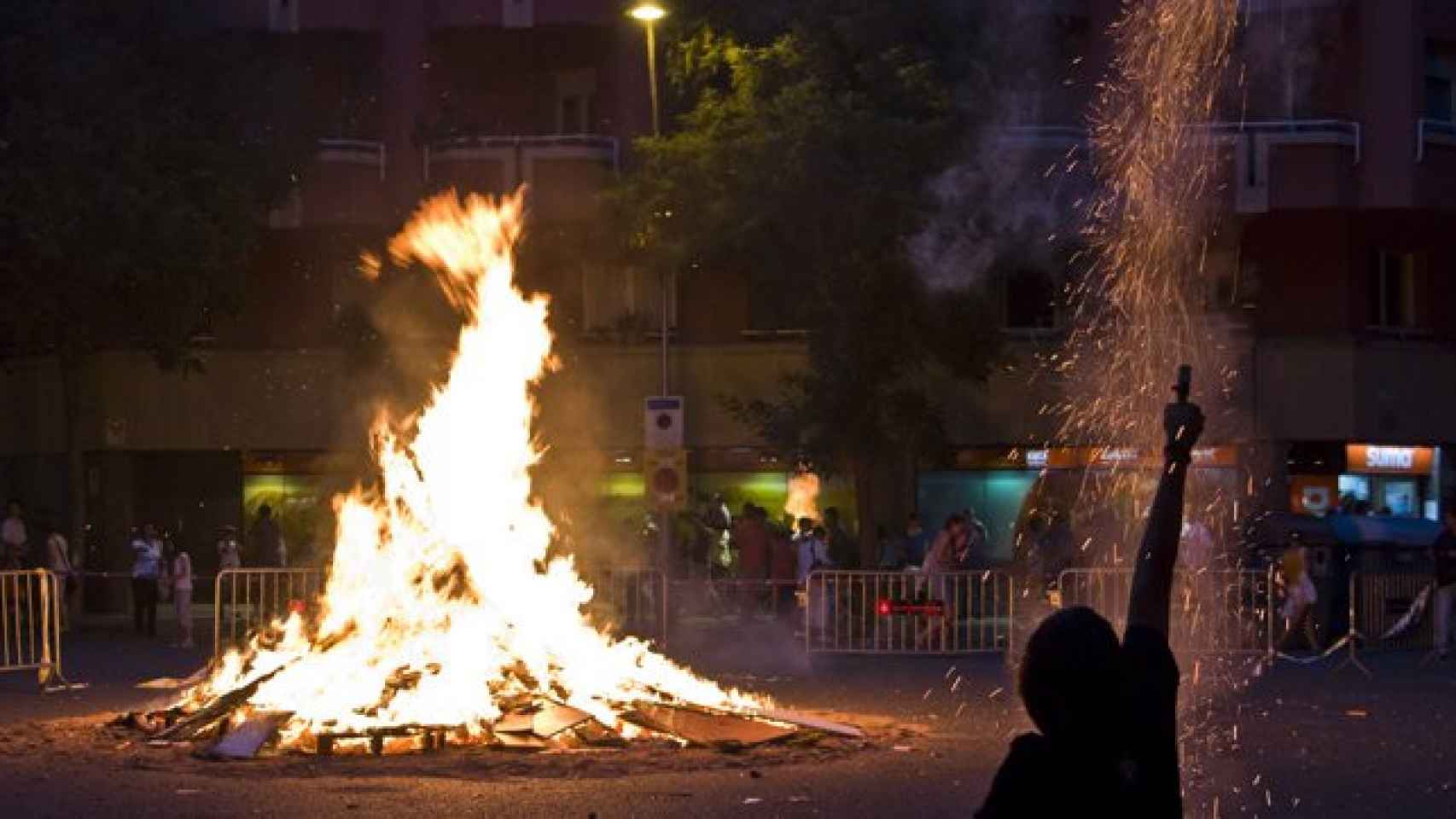 Hogueras durante la noche de San Juan en Barcelona  / EL DIGITAL