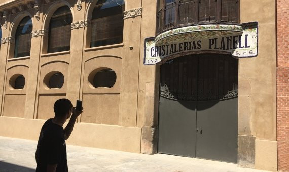 Un joven retratando la puerta original de Cristalerías Planell / M.S.