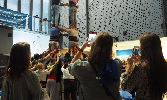 Turistas en el ensayo de los Castellers / AM