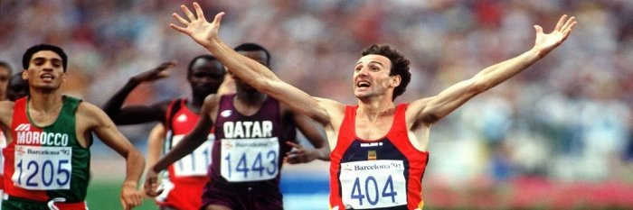 Fermín Cacho celebra su victoria en los 1.500 metros, en el Estadio Olímpico de Montjuic, en 1992