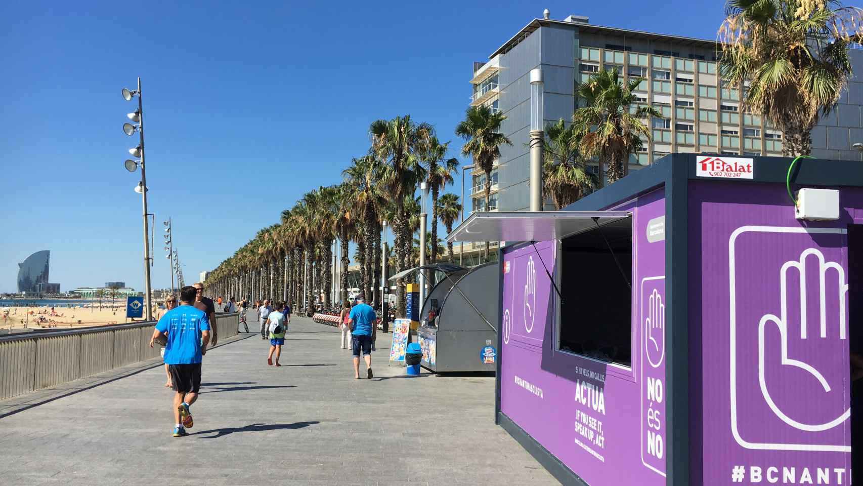 El estand habilitado en el Paseo Marítimo para frenar la violencia machista / M.S.