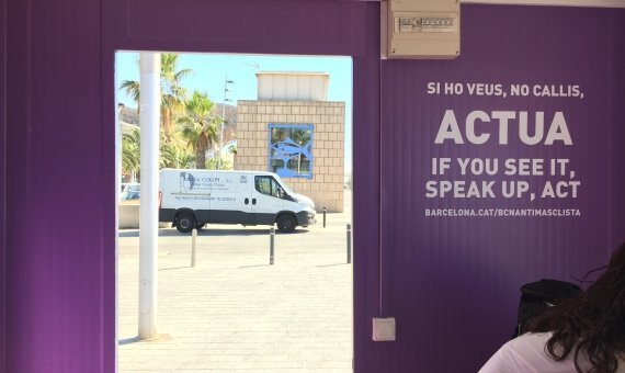 Vista de una discoteca del Paseo Marítimo desde el iterior del estand / M.S