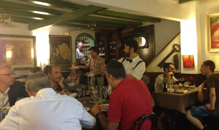 El comedor interior de Can Lluis, lleno, en 2017 / METRÓPOLI