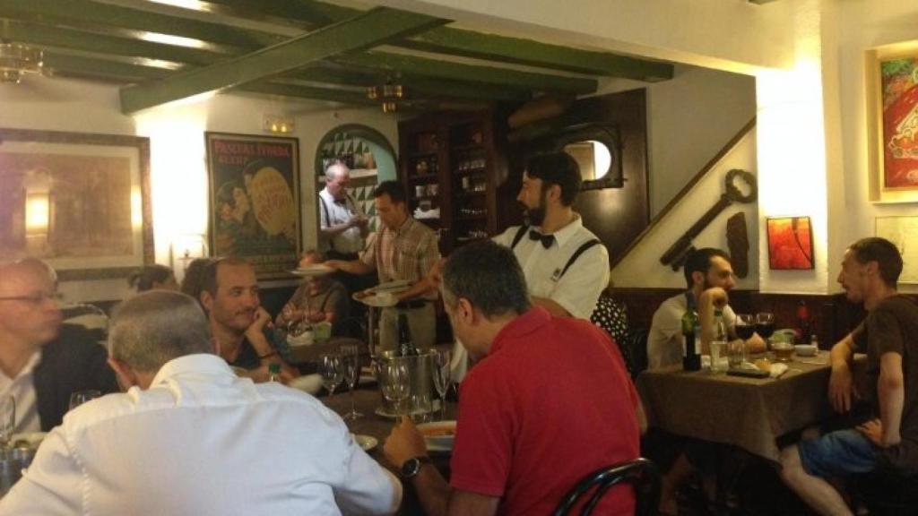 El comedor interior de Can Lluis, lleno, en 2017 / METRÓPOLI