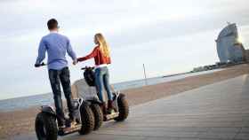 Una pareja con sus segways en Barcelona /