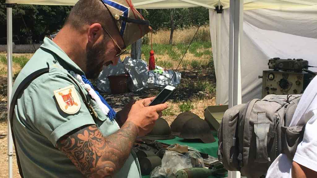 Un hombre vestido de legionario, en la feria / DGM