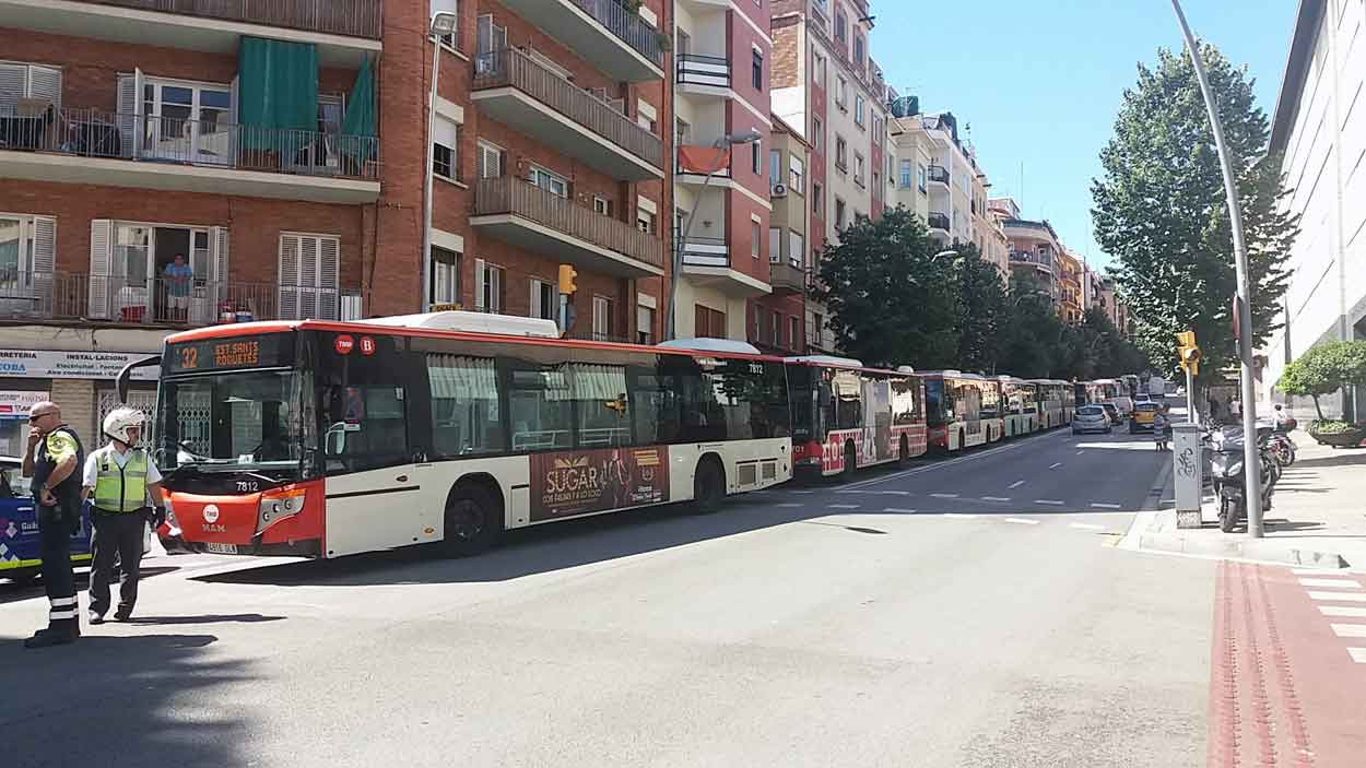 Duras críticas a Colau por la subida de los precios del transporte público, especialmente de la T-10 / C R