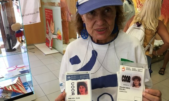 Felipa posa con sus acreditaciones de voluntaria y la ropa oficial que vistió en Barcelona 92 / P. A.