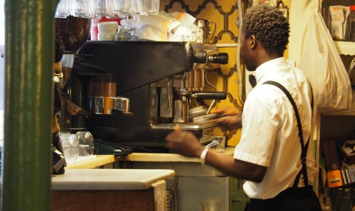 Un camarero del restaurante Can Lluís / METRÓPOLI - ARNAU MAS