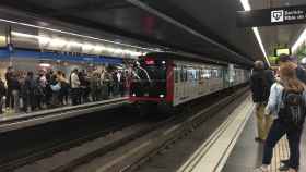 Pasajeros esperando en la parada de metro de Diagonal / M.S.