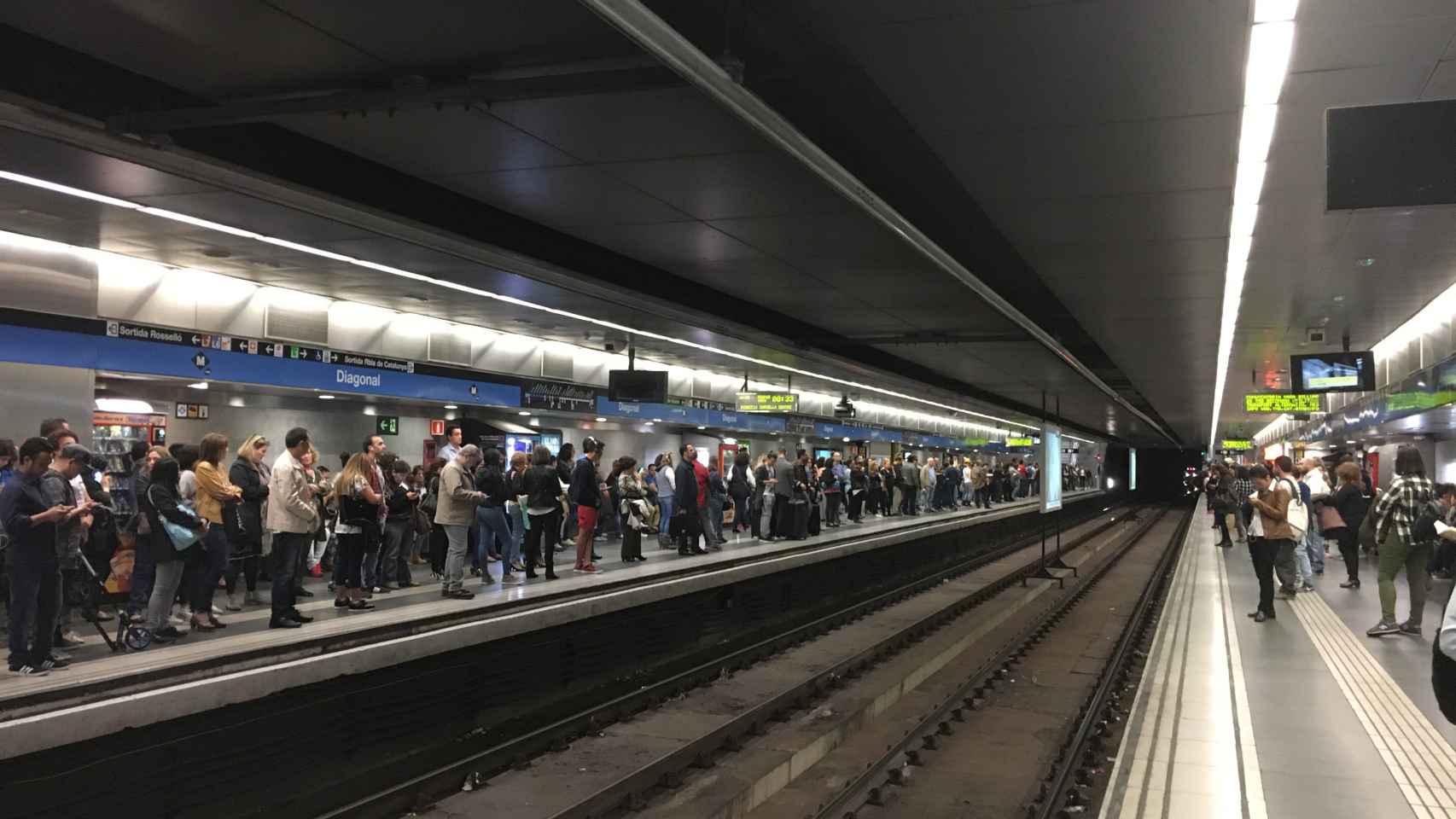 Pasajeros esperando al metro en la parada de Diagonal / M.S.